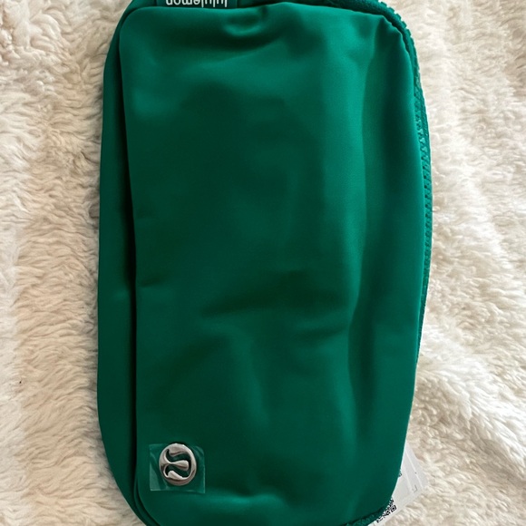 NWT Lululemon athletica Emerald Green Everywhere Crossbody Bag - Picture 1 of 3